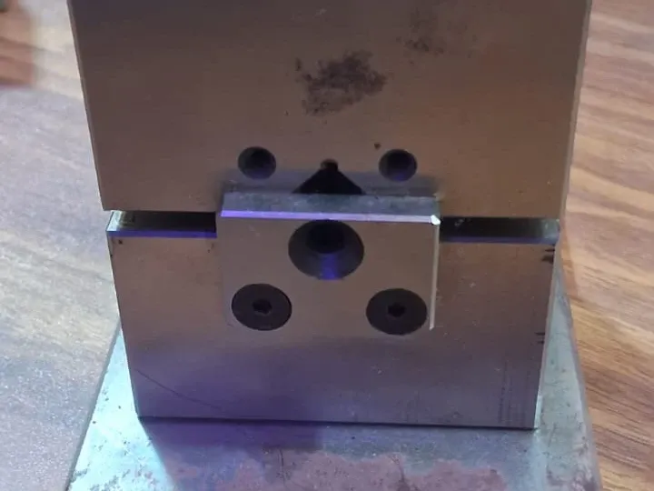 Chain Hammering Die